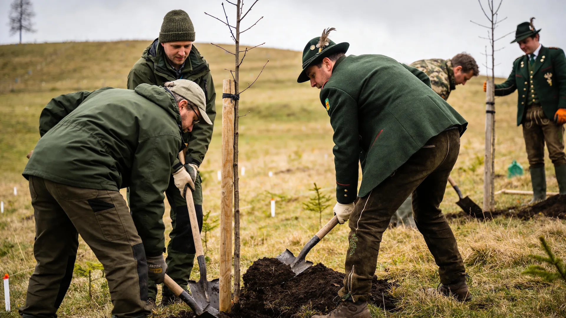 umweltschutz-schritt-2 Naturschutzprojekt des Jagdverbands Haßfurt – gemeinsame Baumpflanzaktion